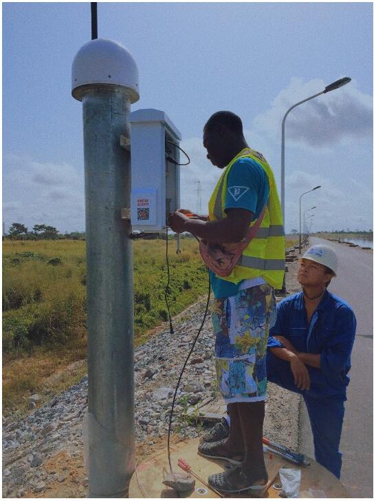 工人在觀測墩上搭建觀測站,這樣的觀測站共有11個 工人在觀測墩上搭建觀測站,這樣的觀測站共有11個